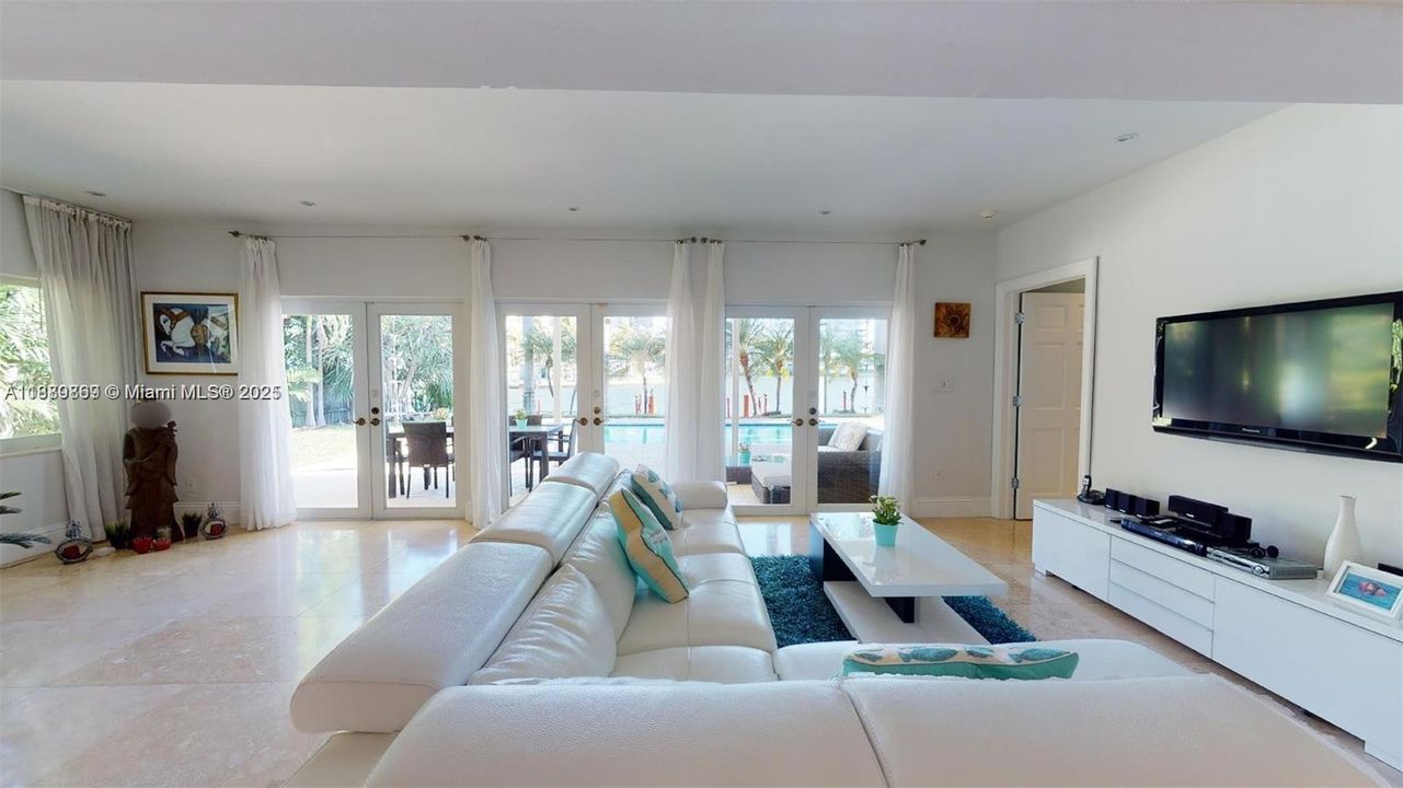 Activo con contrato: $16,000 (4 camas, 3 baños, 3326 Pies cuadrados)