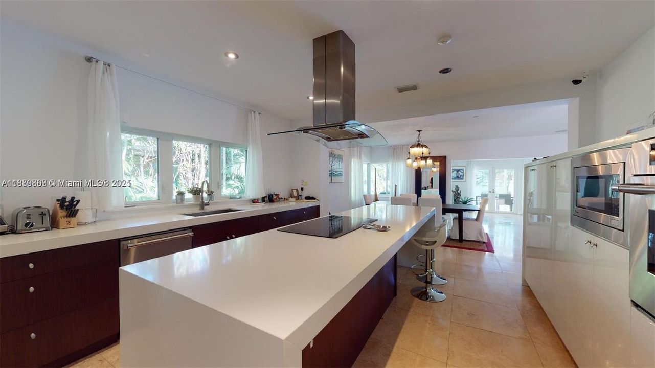 Activo con contrato: $16,000 (4 camas, 3 baños, 3326 Pies cuadrados)