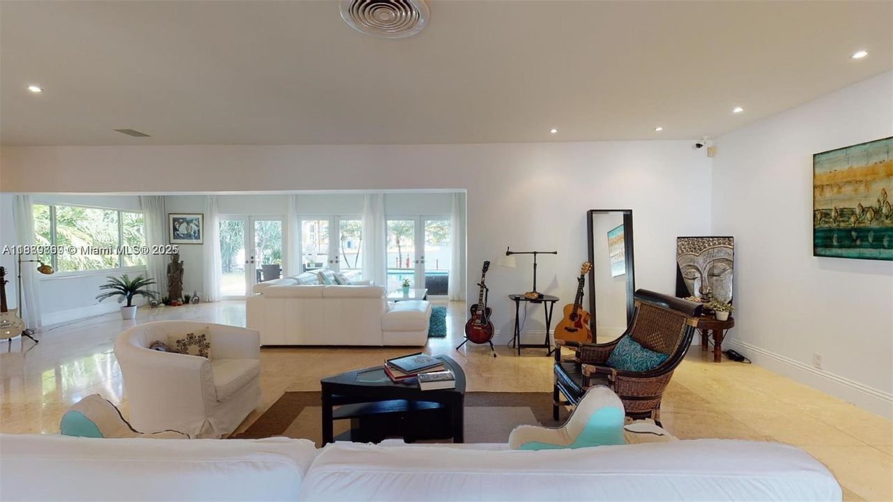 Activo con contrato: $16,000 (4 camas, 3 baños, 3326 Pies cuadrados)