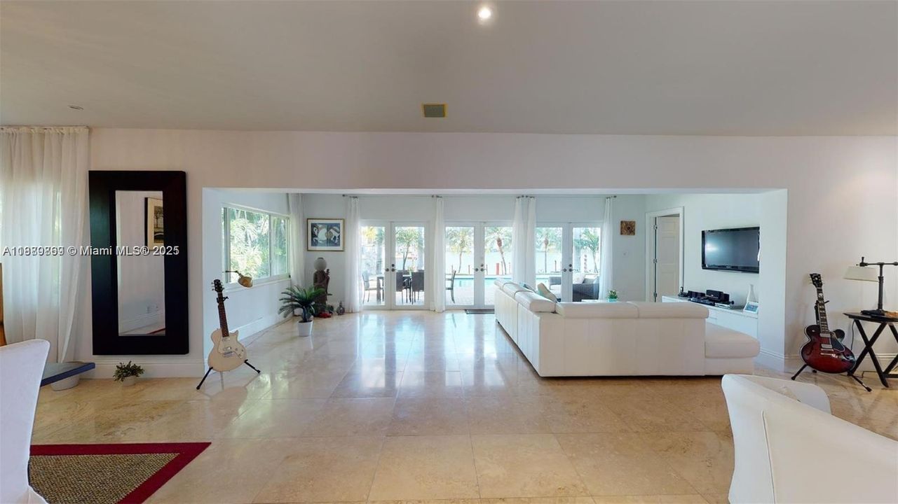 Activo con contrato: $16,000 (4 camas, 3 baños, 3326 Pies cuadrados)