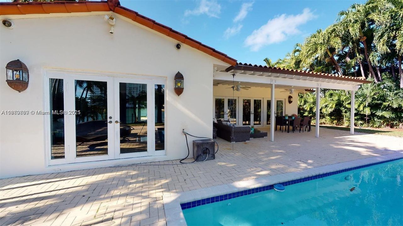 Activo con contrato: $16,000 (4 camas, 3 baños, 3326 Pies cuadrados)