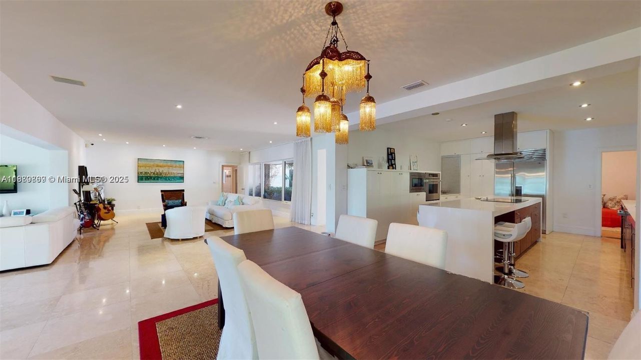 Activo con contrato: $16,000 (4 camas, 3 baños, 3326 Pies cuadrados)