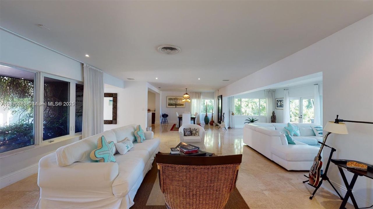 Activo con contrato: $16,000 (4 camas, 3 baños, 3326 Pies cuadrados)