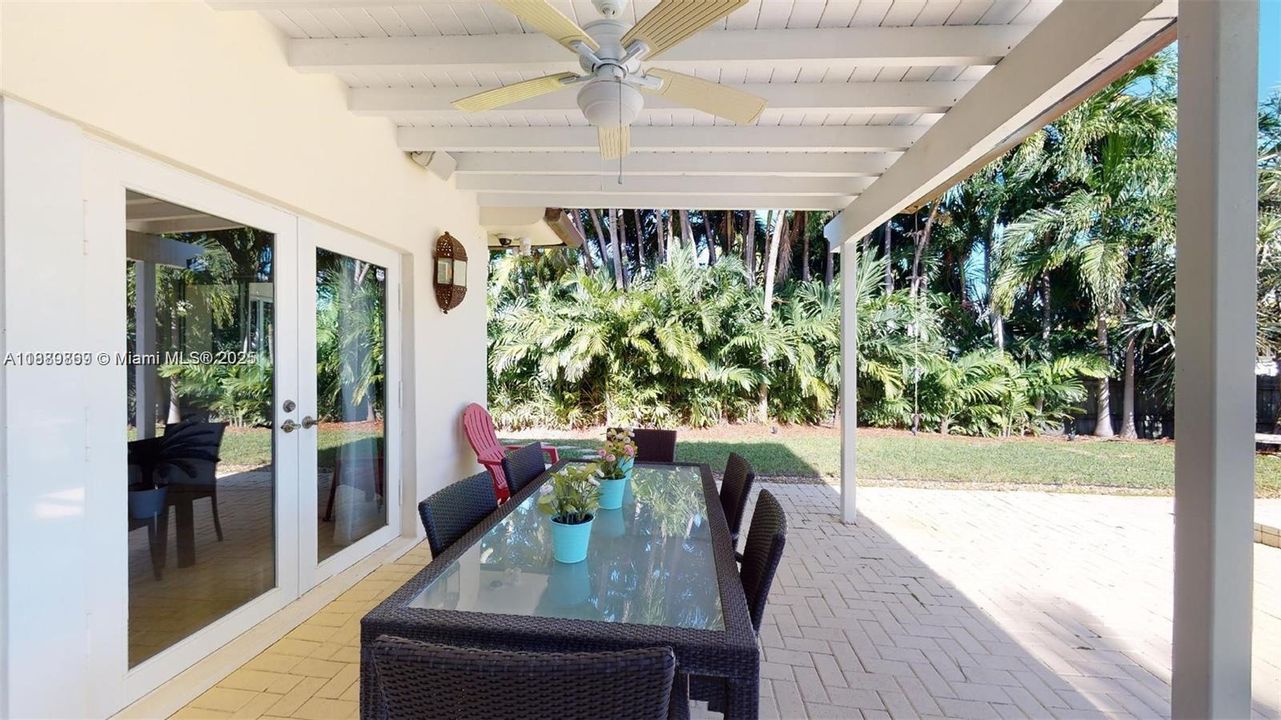 Activo con contrato: $16,000 (4 camas, 3 baños, 3326 Pies cuadrados)