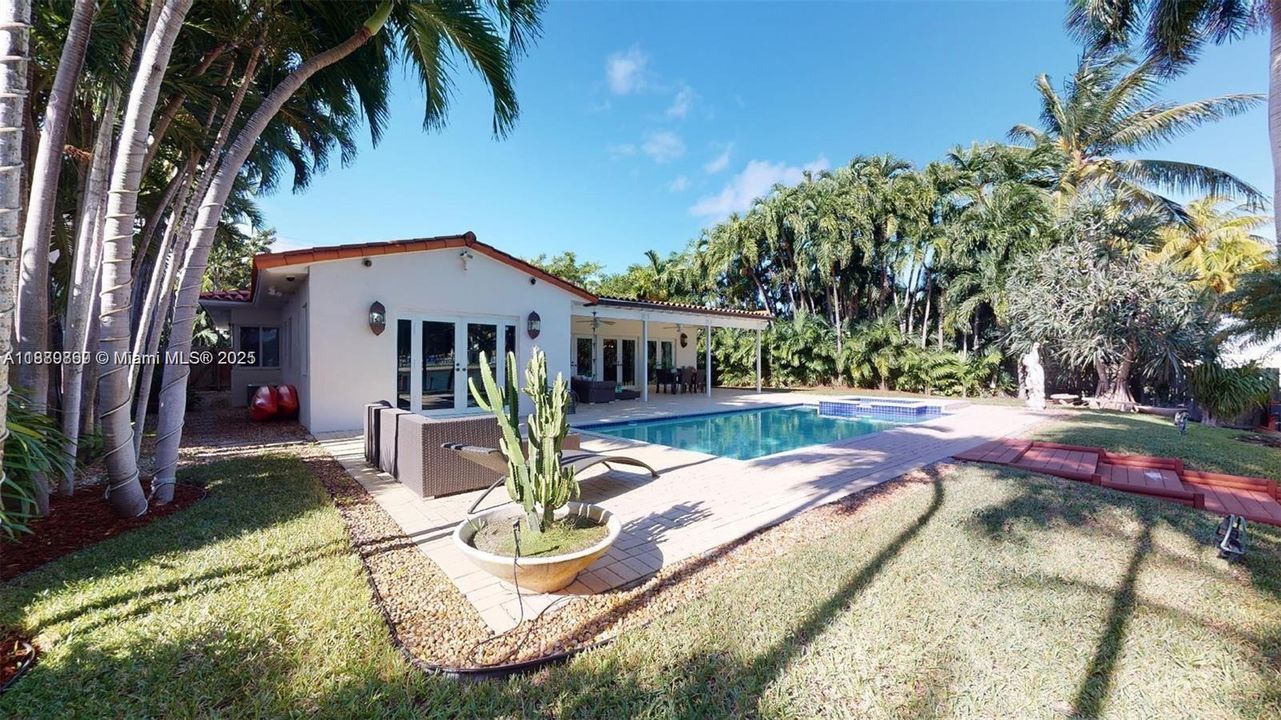 Activo con contrato: $16,000 (4 camas, 3 baños, 3326 Pies cuadrados)