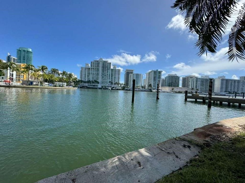 Activo con contrato: $16,000 (4 camas, 3 baños, 3326 Pies cuadrados)