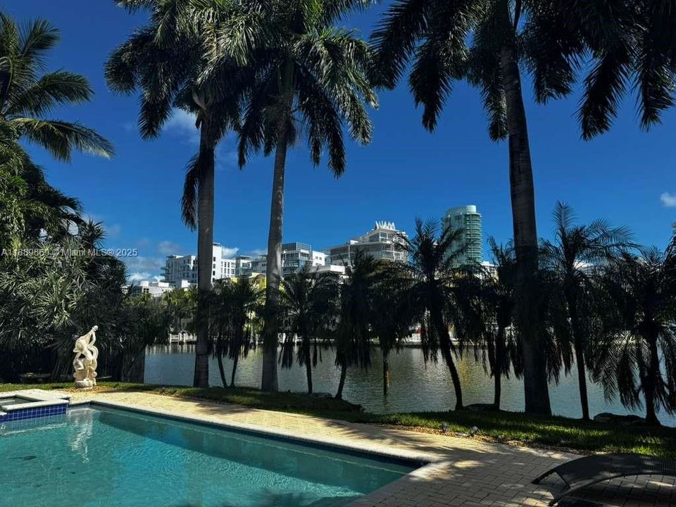 Activo con contrato: $16,000 (4 camas, 3 baños, 3326 Pies cuadrados)