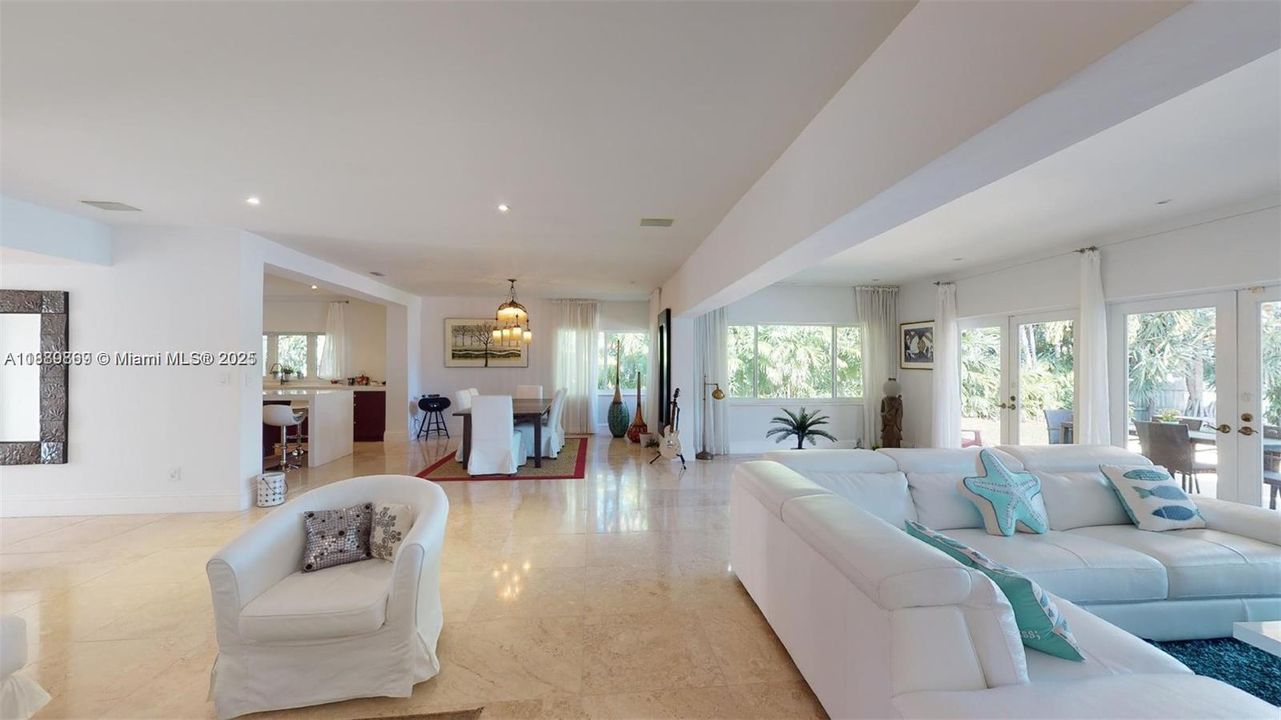 Activo con contrato: $16,000 (4 camas, 3 baños, 3326 Pies cuadrados)