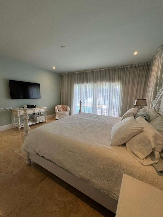 Activo con contrato: $16,000 (4 camas, 3 baños, 3326 Pies cuadrados)