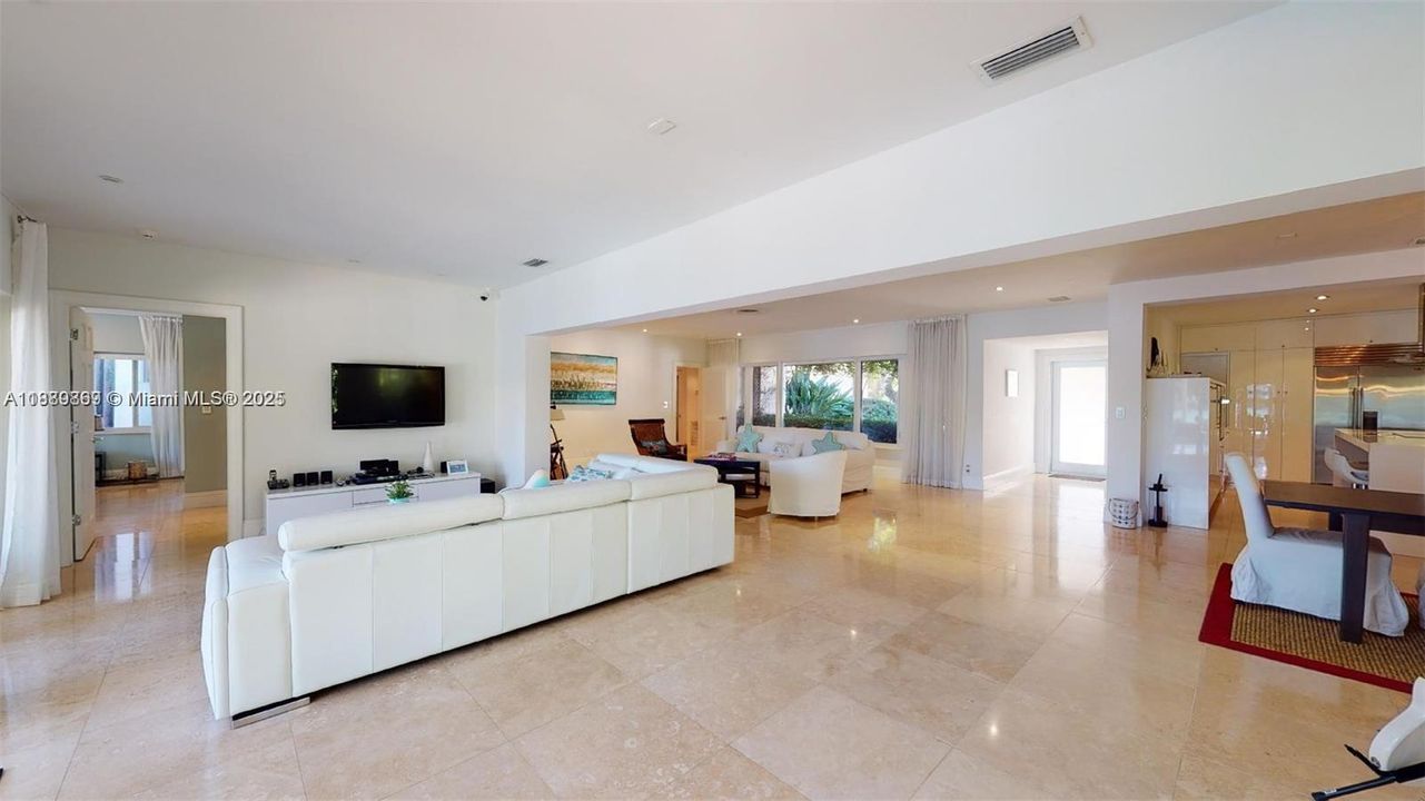 Activo con contrato: $16,000 (4 camas, 3 baños, 3326 Pies cuadrados)