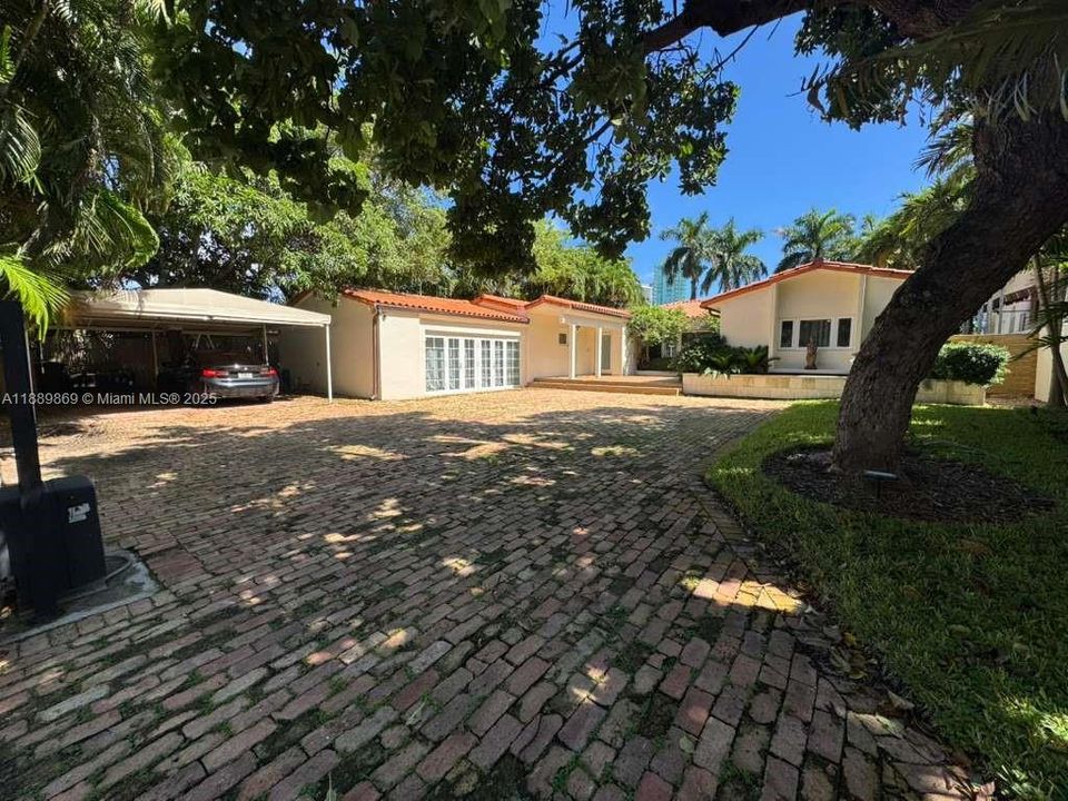 Activo con contrato: $16,000 (4 camas, 3 baños, 3326 Pies cuadrados)