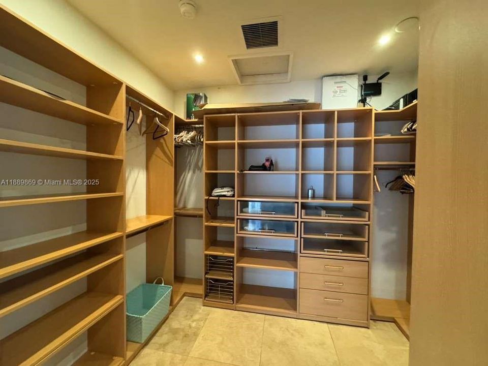 Activo con contrato: $16,000 (4 camas, 3 baños, 3326 Pies cuadrados)