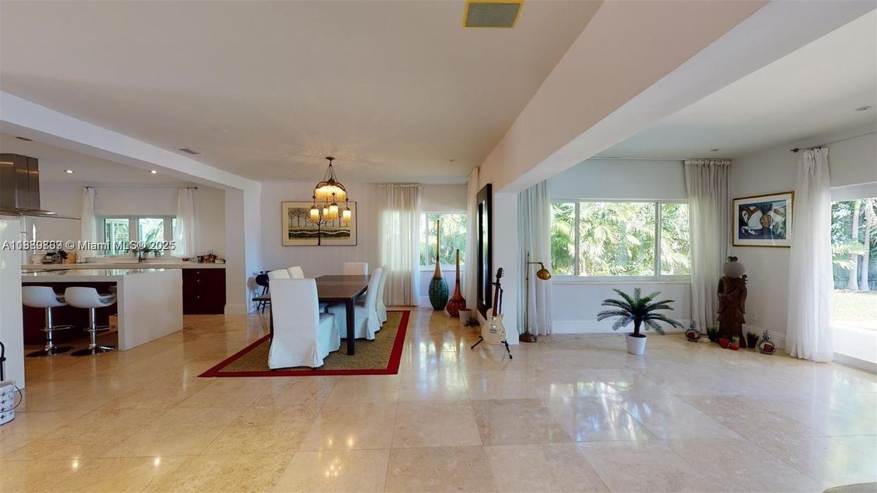 Activo con contrato: $16,000 (4 camas, 3 baños, 3326 Pies cuadrados)