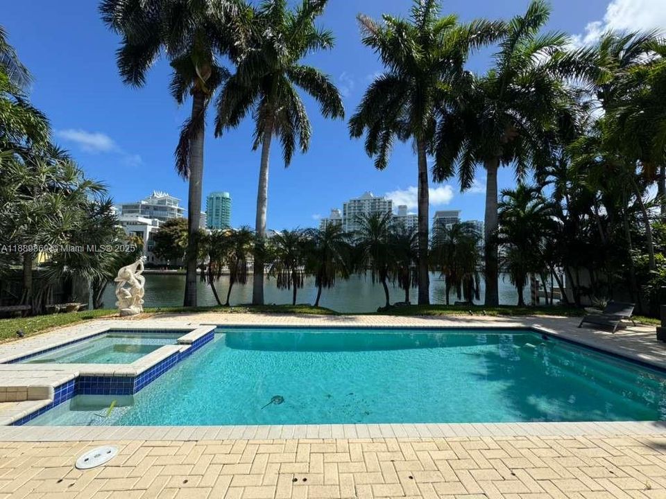 Activo con contrato: $16,000 (4 camas, 3 baños, 3326 Pies cuadrados)