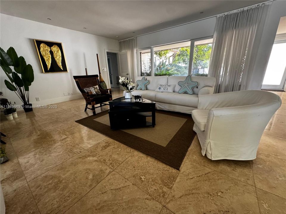 Activo con contrato: $16,000 (4 camas, 3 baños, 3326 Pies cuadrados)