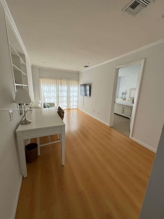 Activo con contrato: $16,000 (4 camas, 3 baños, 3326 Pies cuadrados)