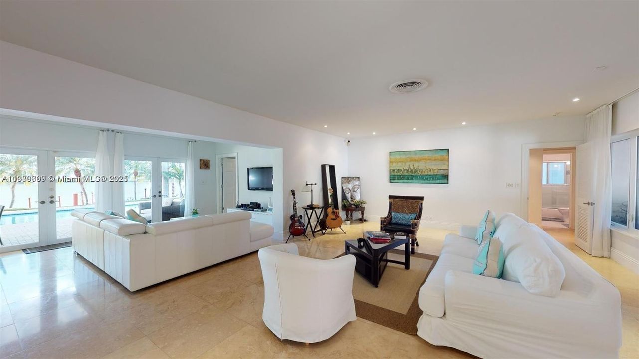 Activo con contrato: $16,000 (4 camas, 3 baños, 3326 Pies cuadrados)