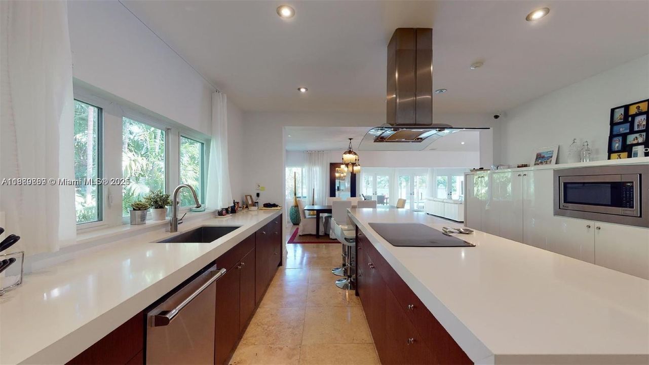 Activo con contrato: $16,000 (4 camas, 3 baños, 3326 Pies cuadrados)