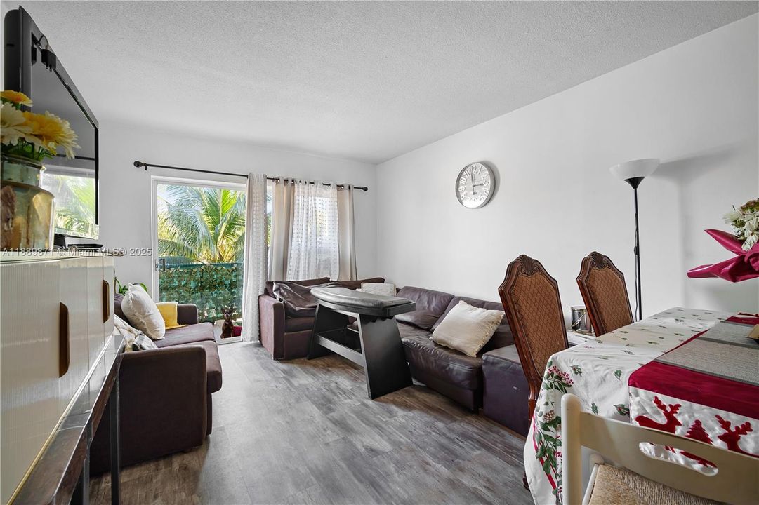 For Sale: $185,000 (2 beds, 1 baths, 1024 Square Feet)