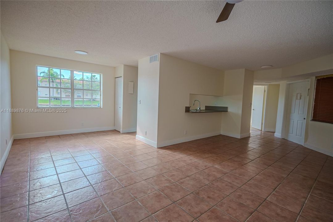 Под контрактом: $2,500 (3 спален, 2 ванн, 1125 Квадратных фут)