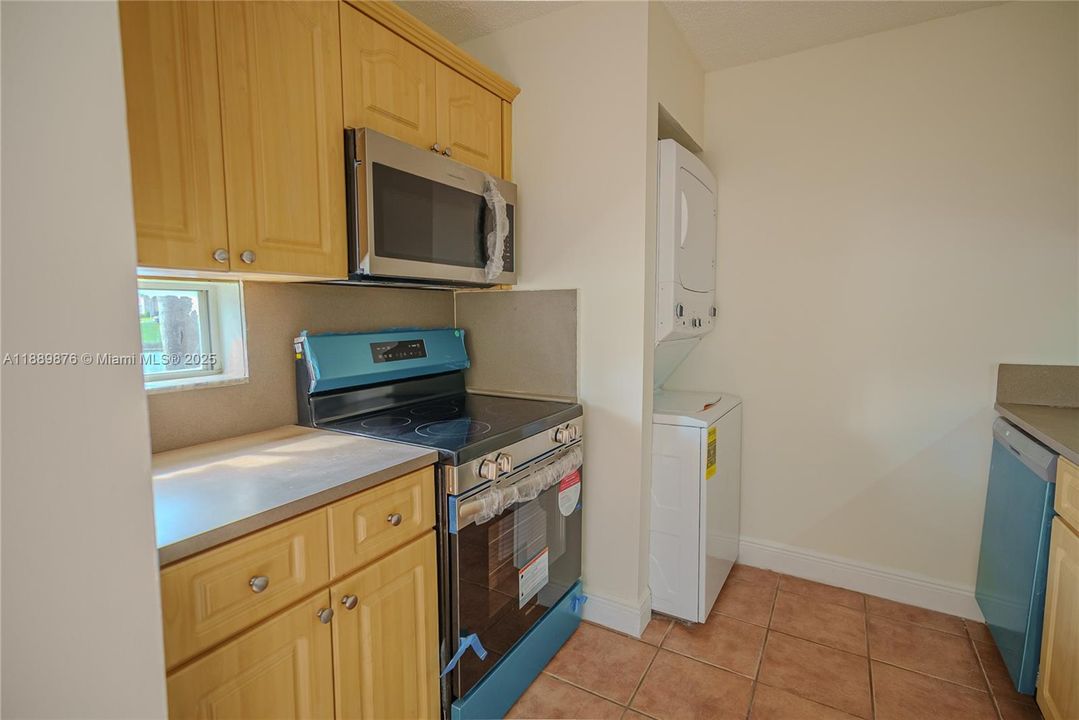 Под контрактом: $2,500 (3 спален, 2 ванн, 1125 Квадратных фут)