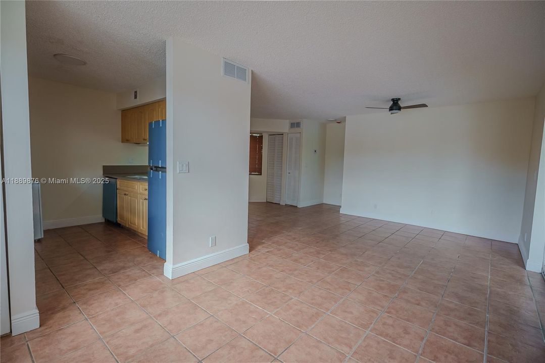 Под контрактом: $2,500 (3 спален, 2 ванн, 1125 Квадратных фут)