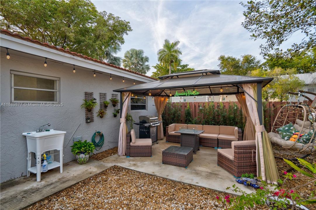 На продажу: $350,000 (2 спален, 2 ванн, 1003 Квадратных фут)