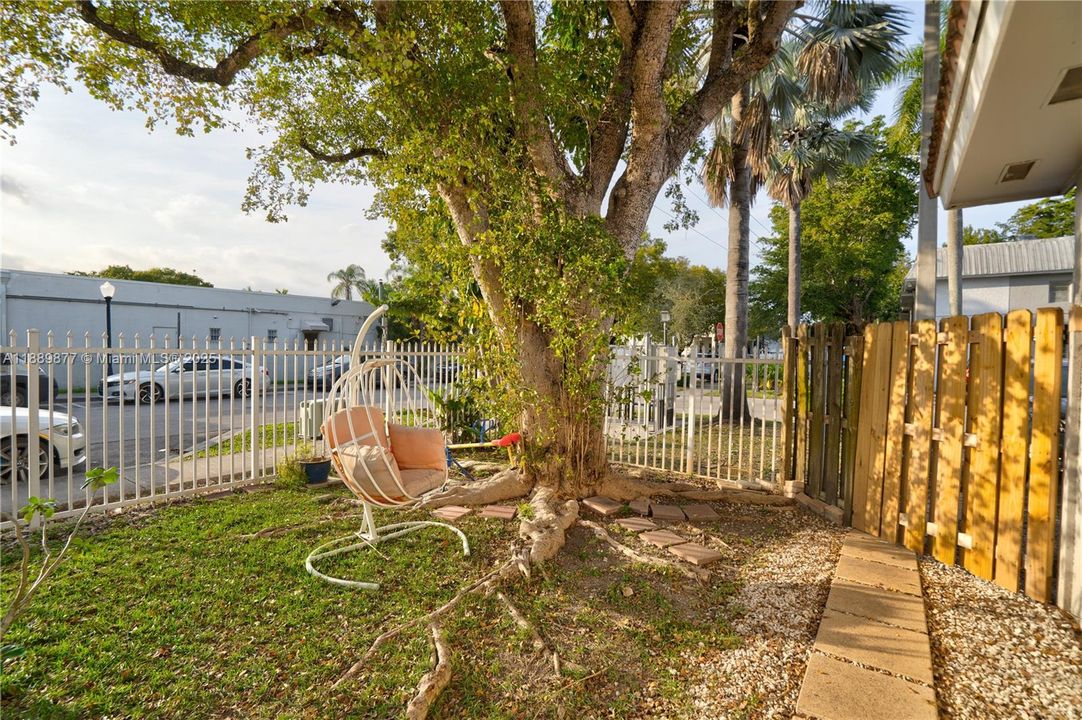 На продажу: $350,000 (2 спален, 2 ванн, 1003 Квадратных фут)