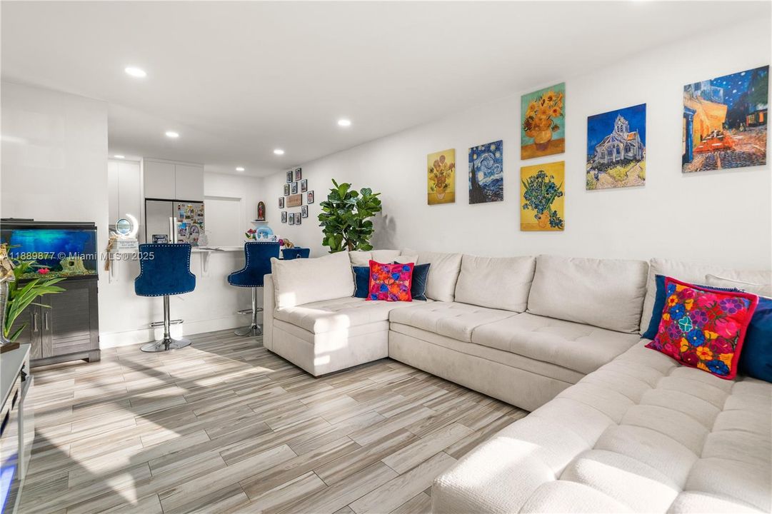 На продажу: $350,000 (2 спален, 2 ванн, 1003 Квадратных фут)