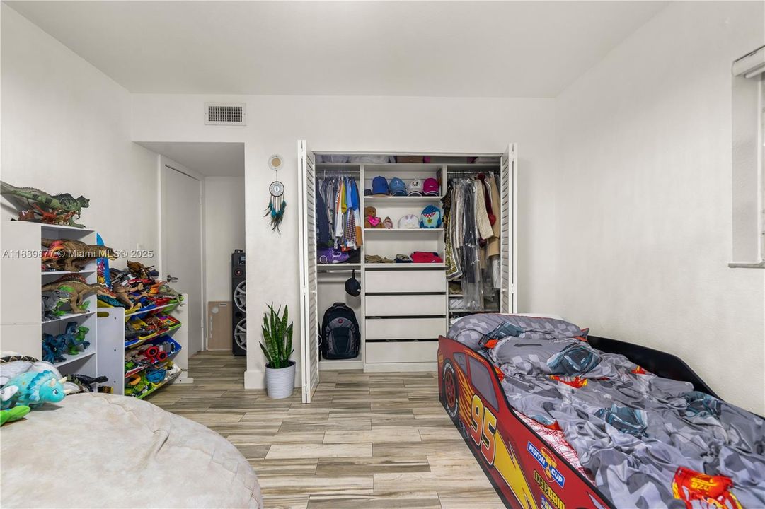 На продажу: $350,000 (2 спален, 2 ванн, 1003 Квадратных фут)