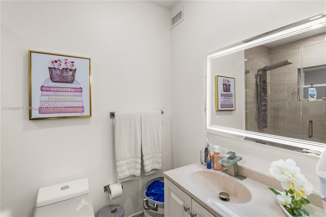 На продажу: $350,000 (2 спален, 2 ванн, 1003 Квадратных фут)