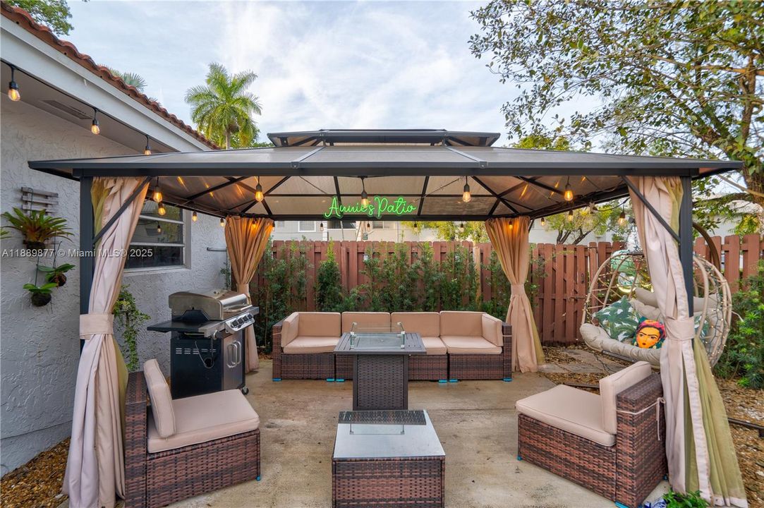 На продажу: $350,000 (2 спален, 2 ванн, 1003 Квадратных фут)