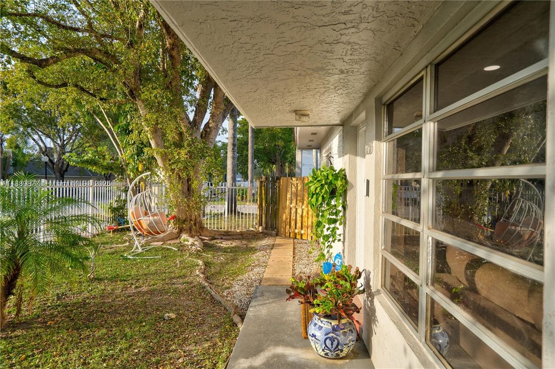 На продажу: $350,000 (2 спален, 2 ванн, 1003 Квадратных фут)