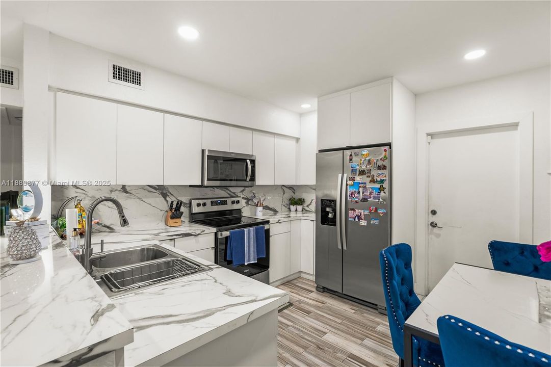 На продажу: $350,000 (2 спален, 2 ванн, 1003 Квадратных фут)