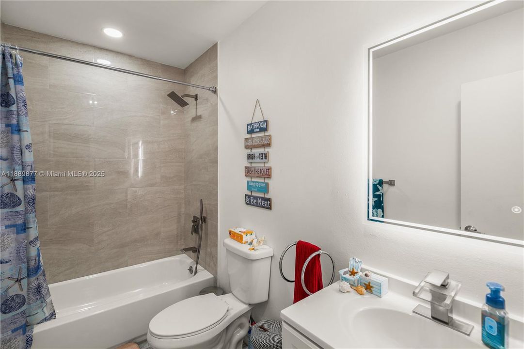 На продажу: $350,000 (2 спален, 2 ванн, 1003 Квадратных фут)