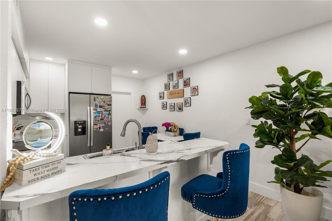 На продажу: $350,000 (2 спален, 2 ванн, 1003 Квадратных фут)