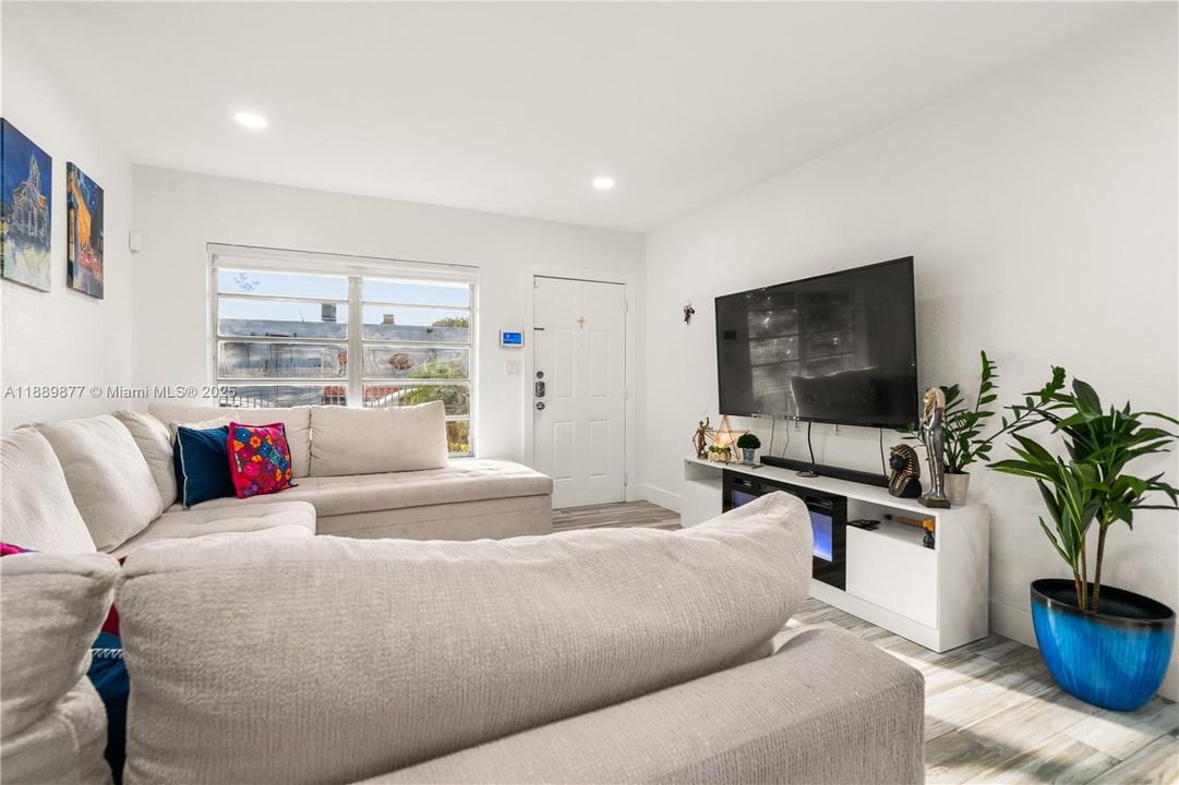 На продажу: $350,000 (2 спален, 2 ванн, 1003 Квадратных фут)