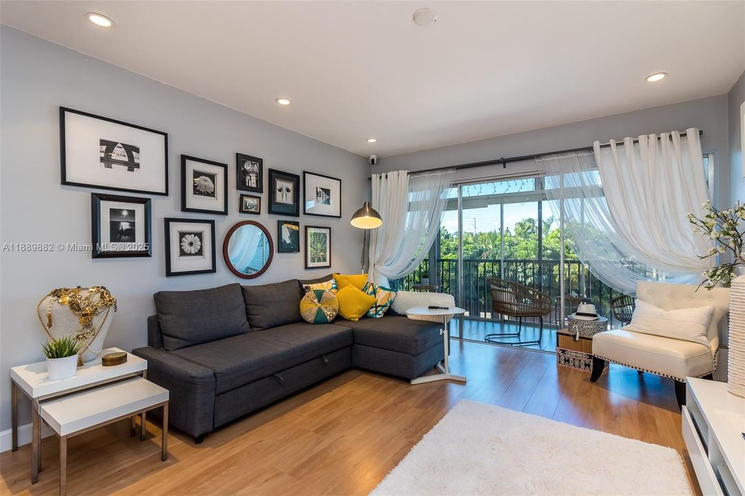 Active With Contract: $2,250 (1 beds, 1 baths, 580 Square Feet)