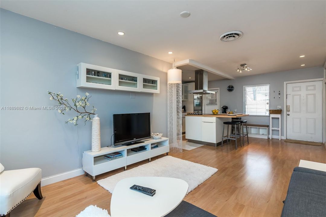 Active With Contract: $2,250 (1 beds, 1 baths, 580 Square Feet)
