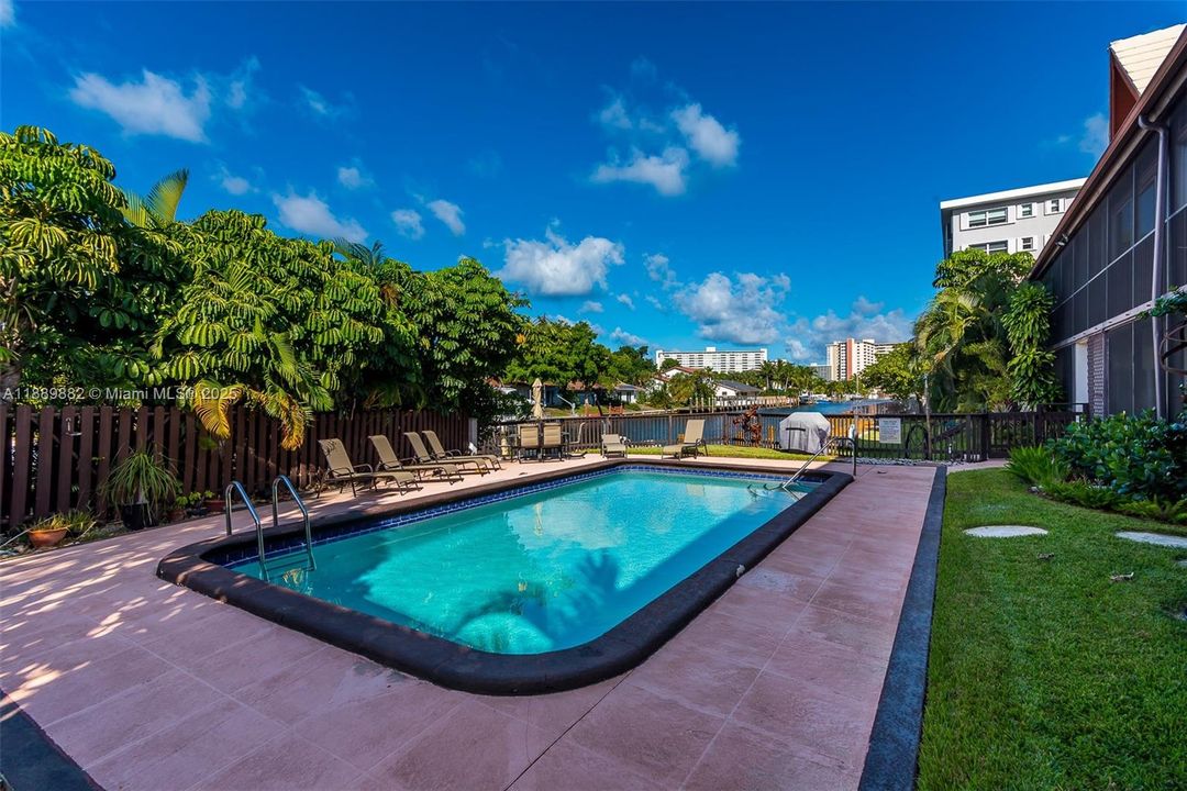 Active With Contract: $2,250 (1 beds, 1 baths, 580 Square Feet)