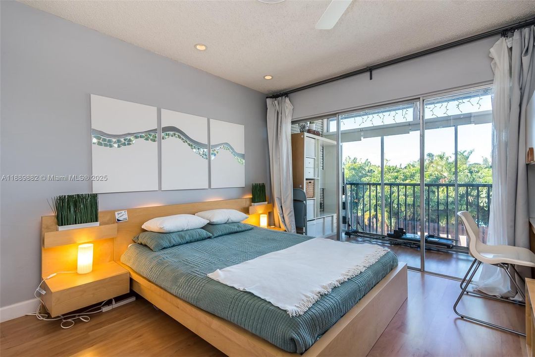 Active With Contract: $2,250 (1 beds, 1 baths, 580 Square Feet)