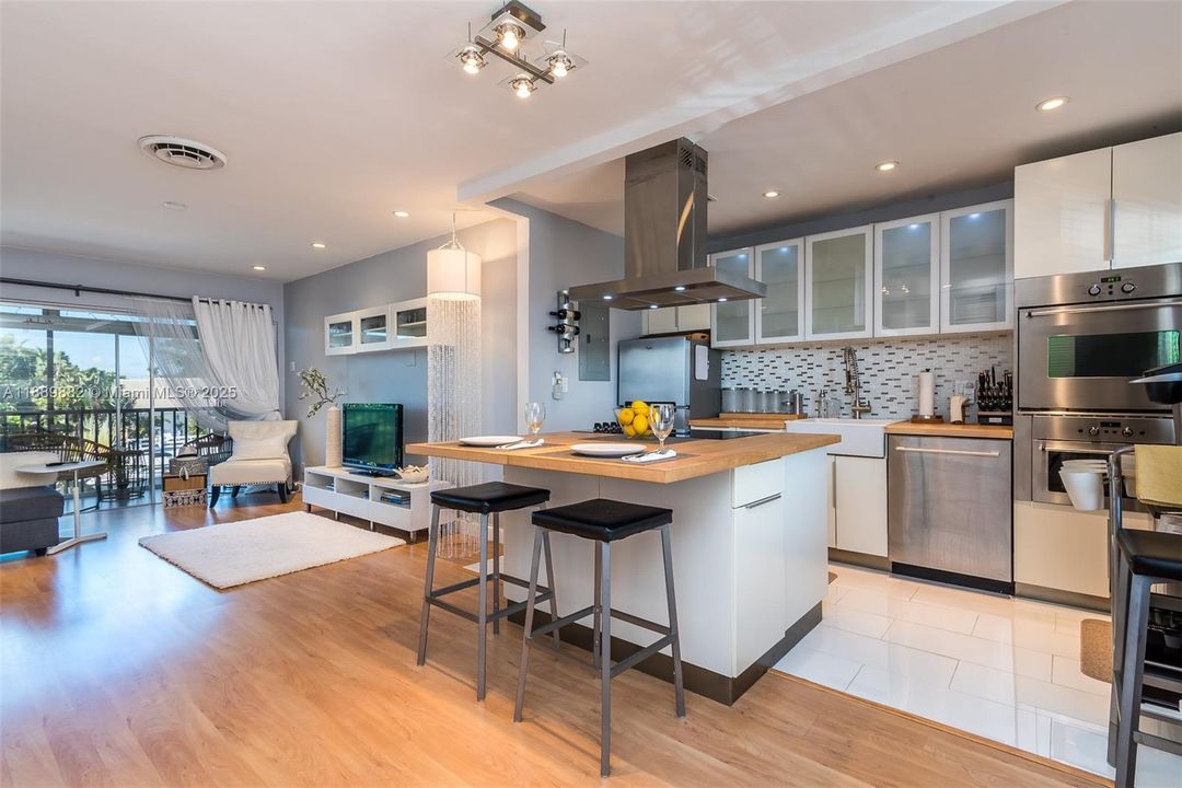 Active With Contract: $2,250 (1 beds, 1 baths, 580 Square Feet)