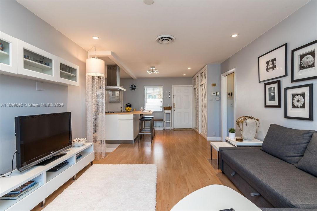 Active With Contract: $2,250 (1 beds, 1 baths, 580 Square Feet)