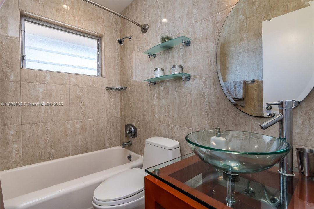 Active With Contract: $2,250 (1 beds, 1 baths, 580 Square Feet)