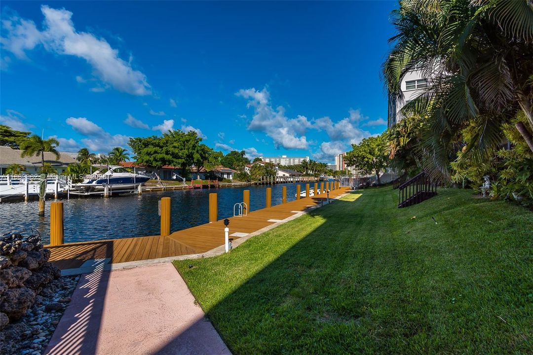 Active With Contract: $2,250 (1 beds, 1 baths, 580 Square Feet)