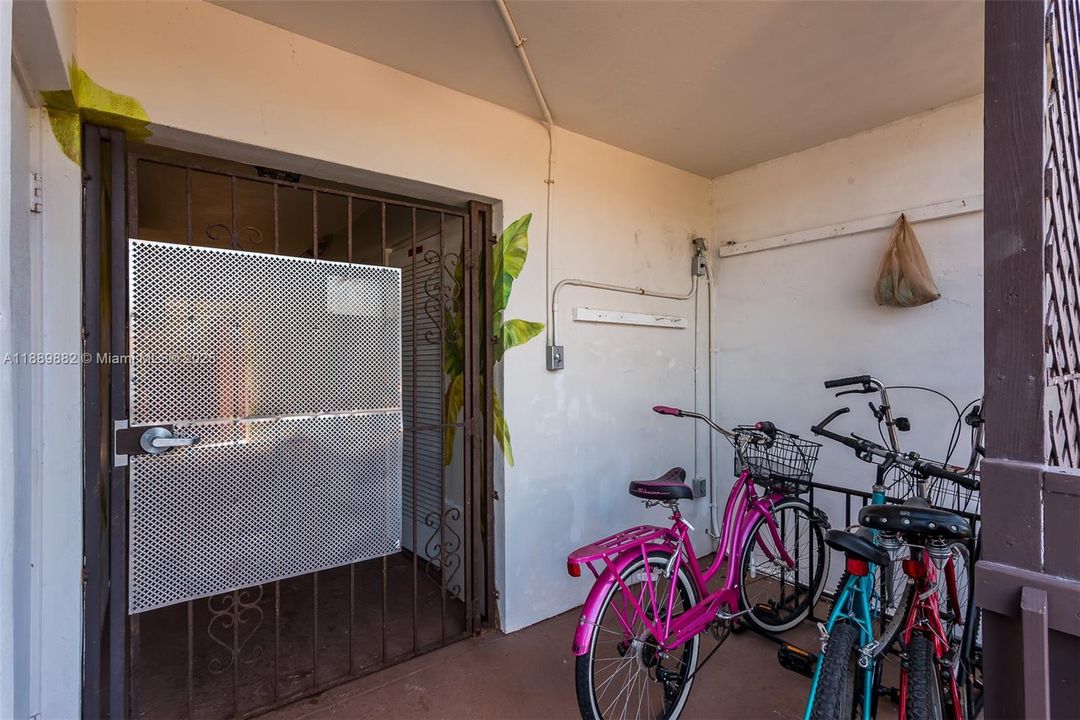 Active With Contract: $2,250 (1 beds, 1 baths, 580 Square Feet)