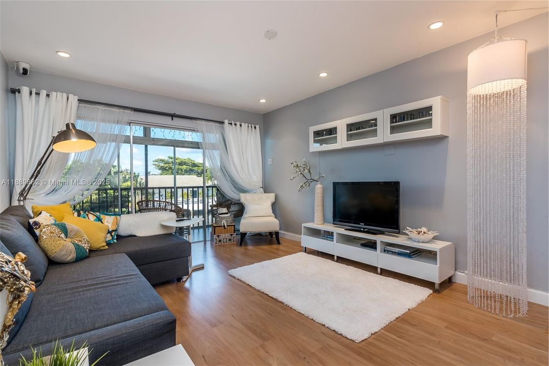 Active With Contract: $2,250 (1 beds, 1 baths, 580 Square Feet)