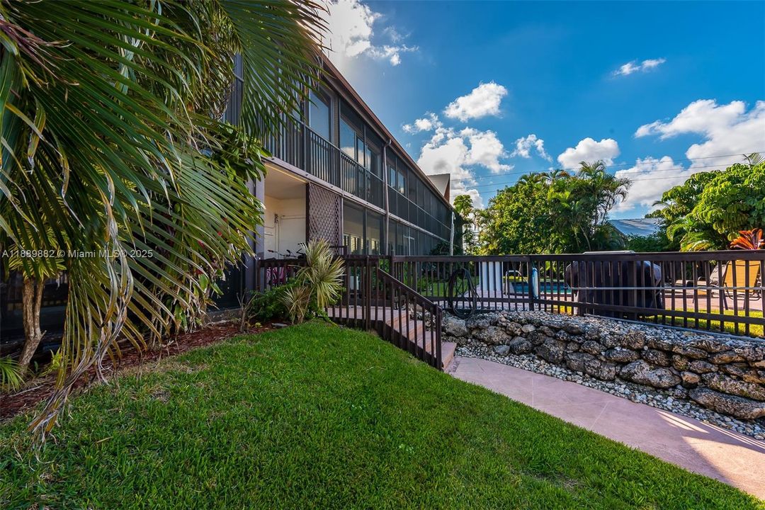 Active With Contract: $2,250 (1 beds, 1 baths, 580 Square Feet)