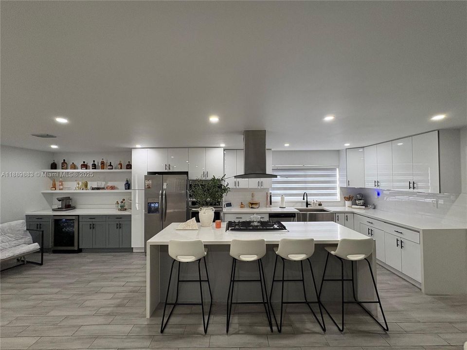 Под контрактом: $795,000 (3 спален, 2 ванн, 0 Квадратных фут)