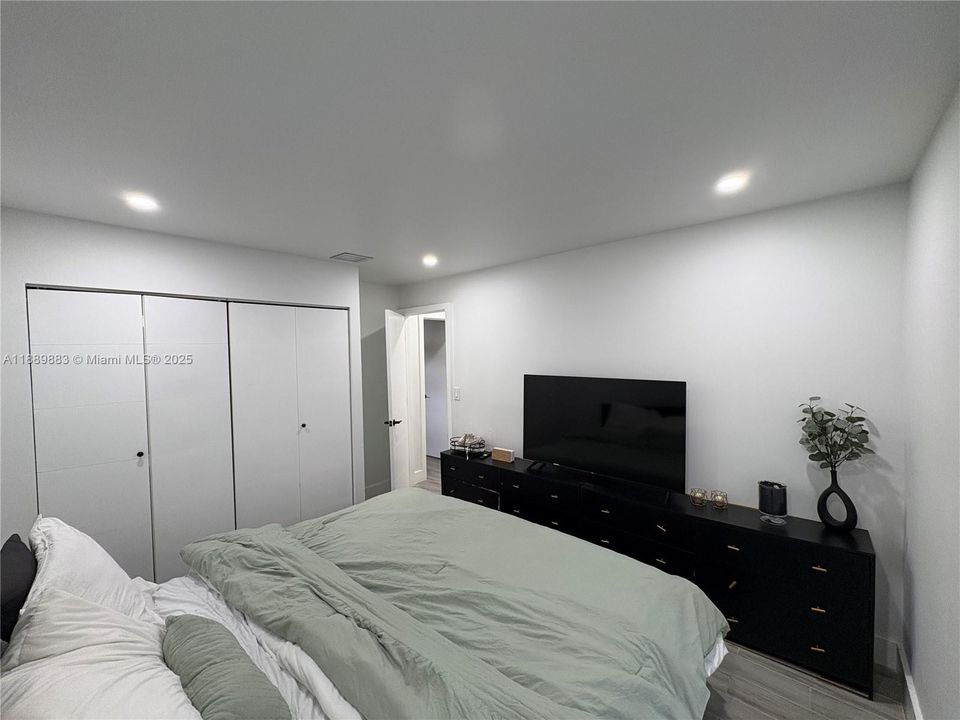 Под контрактом: $795,000 (3 спален, 2 ванн, 0 Квадратных фут)